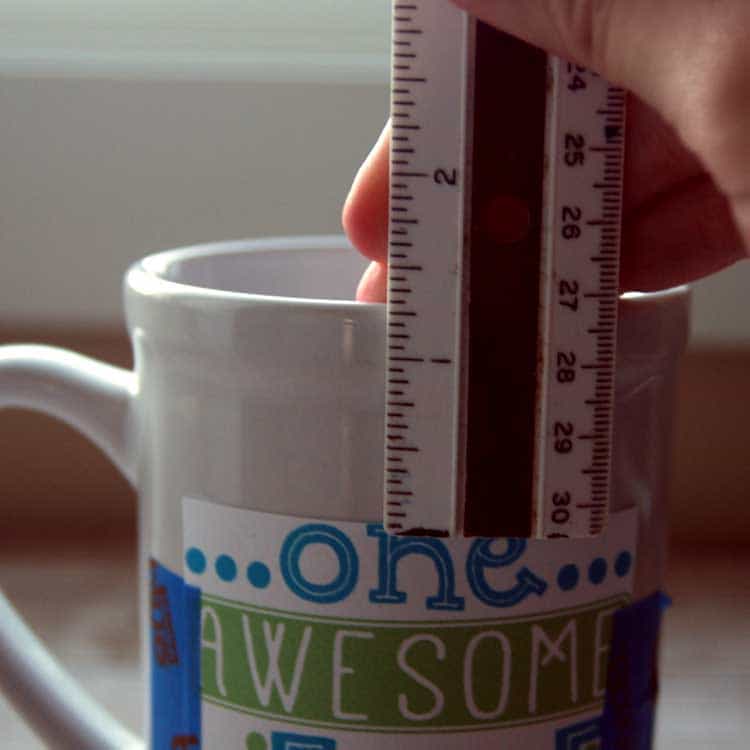 How to apply vinyl on a mug and apply it straight - Plus, free SVG cut file