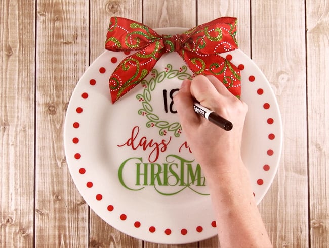 Countdown the days until Christmas arrives with this easy to do project. #christmassvg #christmascountdown #silhouette #cricut