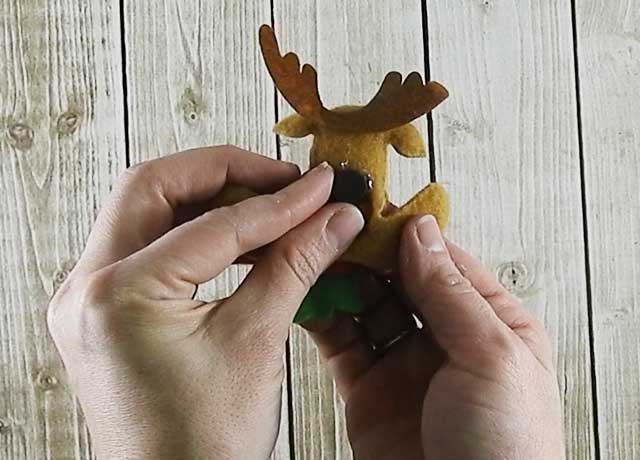 Countdown the days until Christmas arrives with this easy to do project. #christmassvg #christmascountdown #silhouette #cricut