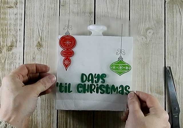 Countdown the days until Christmas arrives with this easy to do project. #christmassvg #christmascountdown #silhouette #cricut