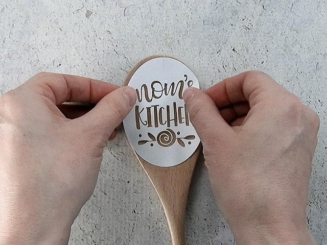 Mother's Day Gift Ideas for Silhouette & Cricut: Make a personalized wood burned spoon for Mother's Day with your silhouette or cricut. #mothersdaysilhouette #mothersdaycricut #mothersdaysvg
