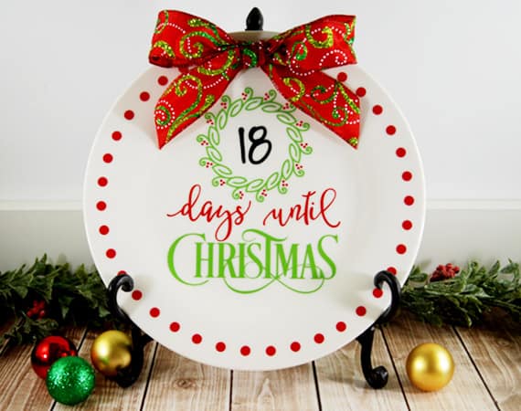 Countdown the days until Christmas arrives with this easy to do project. #christmassvg #christmascountdown #silhouette #cricut