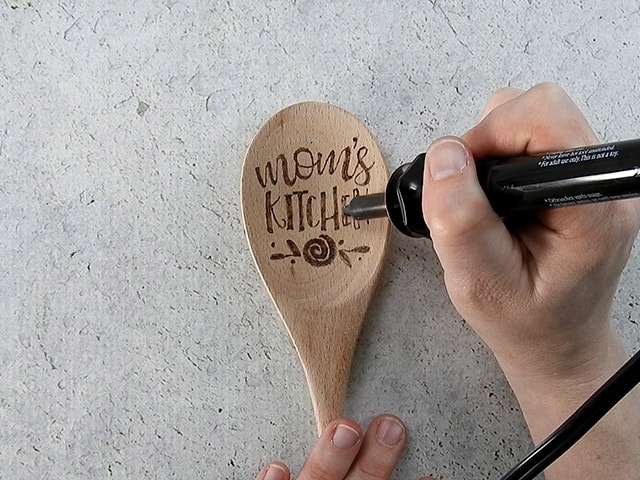 Mother's Day Gift Ideas for Silhouette & Cricut: Make a personalized wood burned spoon for Mother's Day with your silhouette or cricut. #mothersdaysilhouette #mothersdaycricut #mothersdaysvg