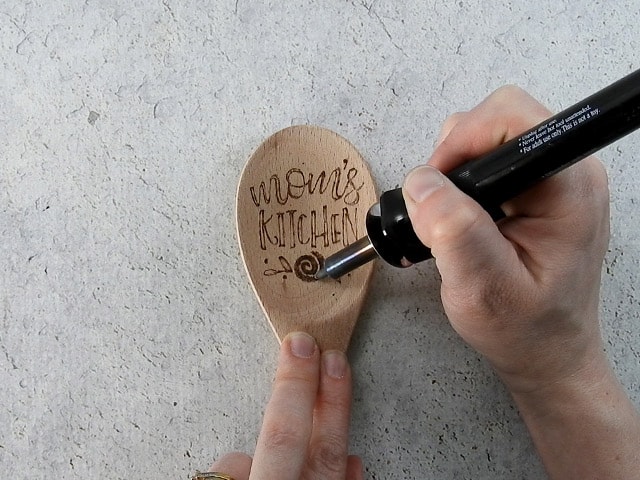 Mother's Day Gift Ideas for Silhouette & Cricut: Make a personalized wood burned spoon for Mother's Day with your silhouette or cricut. #mothersdaysilhouette #mothersdaycricut #mothersdaysvg