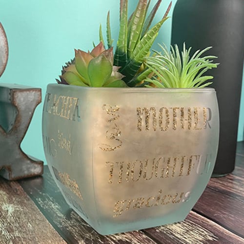 Mother's Day Gift Ideas for Silhouette & Cricut: Make an etched vase for Mother's Day with your silhouette or cricut. #mothersdaysilhouette #mothersdaycricut #mothersdaysvg