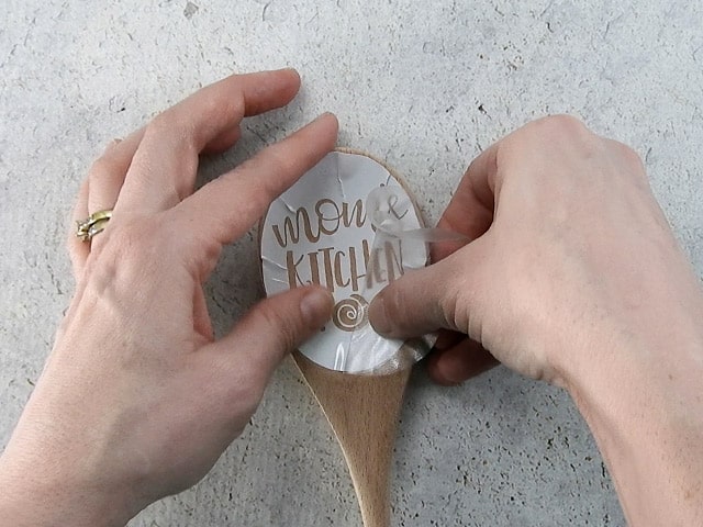 Mother's Day Gift Ideas for Silhouette & Cricut: Make a personalized wood burned spoon for Mother's Day with your silhouette or cricut. #mothersdaysilhouette #mothersdaycricut #mothersdaysvg