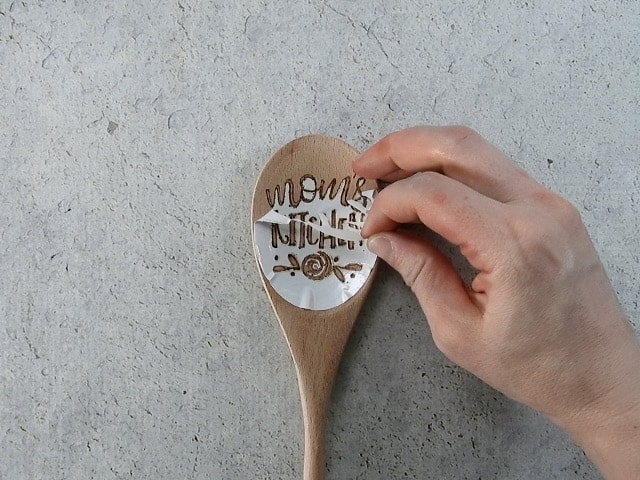 Mother's Day Gift Ideas for Silhouette & Cricut: Make a personalized wood burned spoon for Mother's Day with your silhouette or cricut. #mothersdaysilhouette #mothersdaycricut #mothersdaysvg