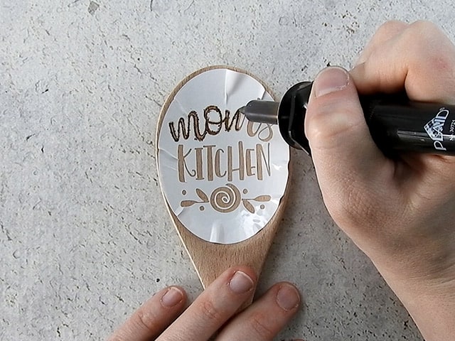 Mother's Day Gift Ideas for Silhouette & Cricut: Make a personalized wood burned spoon for Mother's Day with your silhouette or cricut. #mothersdaysilhouette #mothersdaycricut #mothersdaysvg